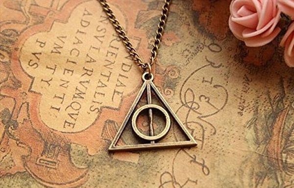Collaret de Harry Potter, collaret de penjoll de bronze de les reliquies de la mort retro, collaret tan bonic i encantador, joieria de moda, regal d’amics
